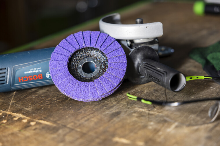 Detail lamelového kotouče RECA Purple připraveného na úhlovou brusku Bosch